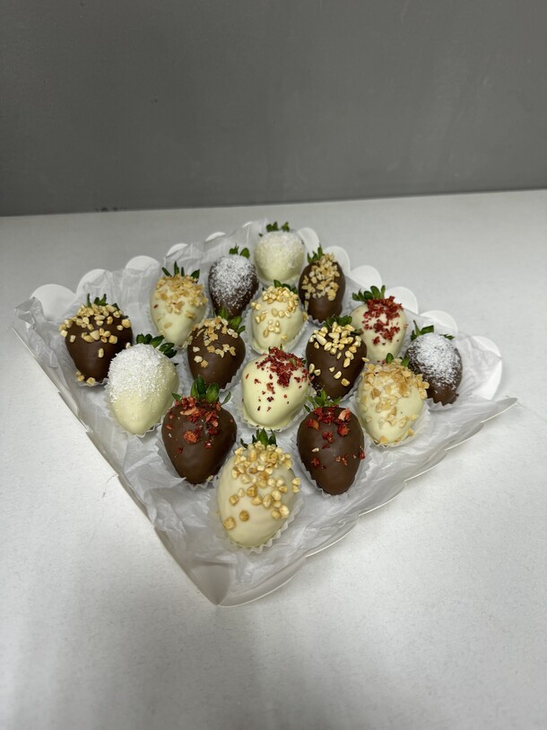 Клубничное удовольствие, артикул F1395674 - 4150 рублей, доставка по городу. Flawery - доставка цветов