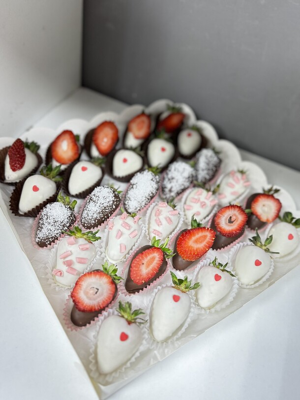 Набор из 30 клубничек, артикул F1396150 - 7395 рублей, доставка по городу. Flawery - доставка цветов