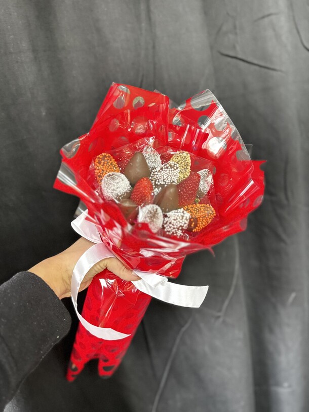 Букет из 17 клубничек, артикул F1396152 - 4670 рублей, доставка по городу. Flawery - доставка цветов