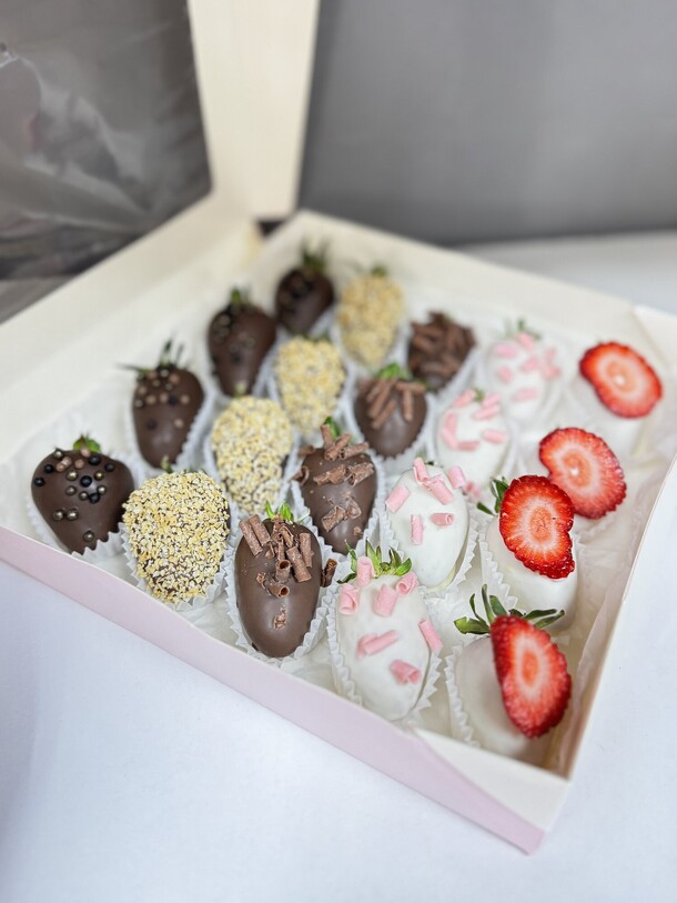 Набор из 20 клубник, артикул F1396155 - 5075 рублей, доставка по городу. Flawery - доставка цветов