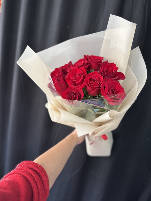 Букет из 11 бордовых роз, артикул F1398679 - 6020 рублей, доставка по городу. Flawery - доставка цветов