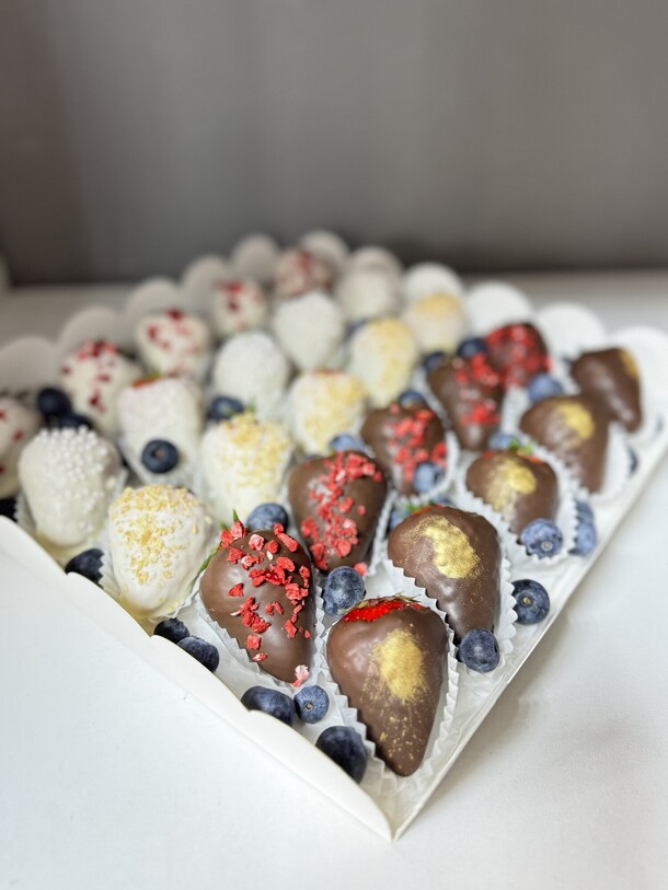 Клубника с голубикой, артикул F1400796 - 7105 рублей, доставка по городу. Flawery - доставка цветов