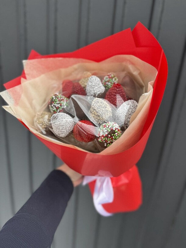 Букетик из 16 клубничек, артикул F1406064 - 4440 рублей, доставка по городу. Flawery - доставка цветов