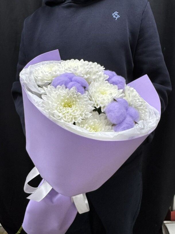 Букет из хризантем и хлопка, артикул F1406078 - 2310 рублей, доставка по городу. Flawery - доставка цветов