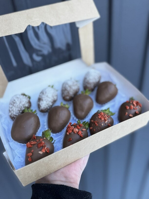 Набор клубник в молочном шоколаде, артикул F1406477 - 3220 рублей, доставка по городу. Flawery - доставка цветов