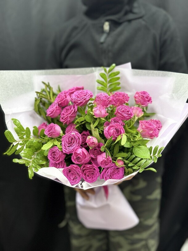 Букет ярких кустовых роз, артикул F1406478 - 5075 рублей, доставка по городу. Flawery - доставка цветов