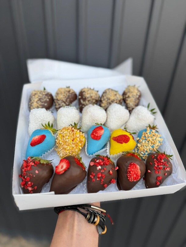 20 клубник в шоколаде, артикул F1410104 - 5075 рублей, доставка по городу. Flawery - доставка цветов