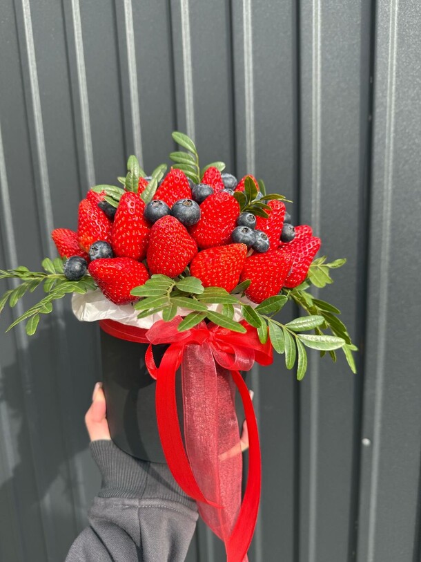 Композиция из клубники и голубики, артикул F1410214 - 8100 рублей, доставка по городу. Flawery - доставка цветов