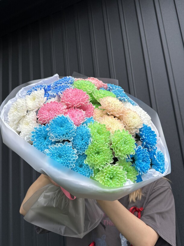 Букет разноцветных хризантем, артикул F1435955 - 4905 рублей, доставка по городу. Flawery - доставка цветов