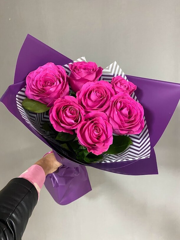 Букет из 7 ярких роз, артикул F1436197 - 2975 рублей, доставка по городу. Flawery - доставка цветов