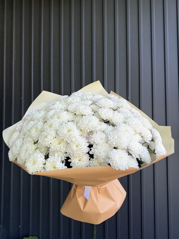 Букет из 25 белых хризантем, артикул F1436230 - 10875 рублей, доставка по городу. Flawery - доставка цветов