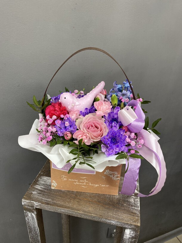 Коробочка цветов «птичка», артикул F1121554 - 3570 рублей, доставка по городу. Flawery - доставка цветов