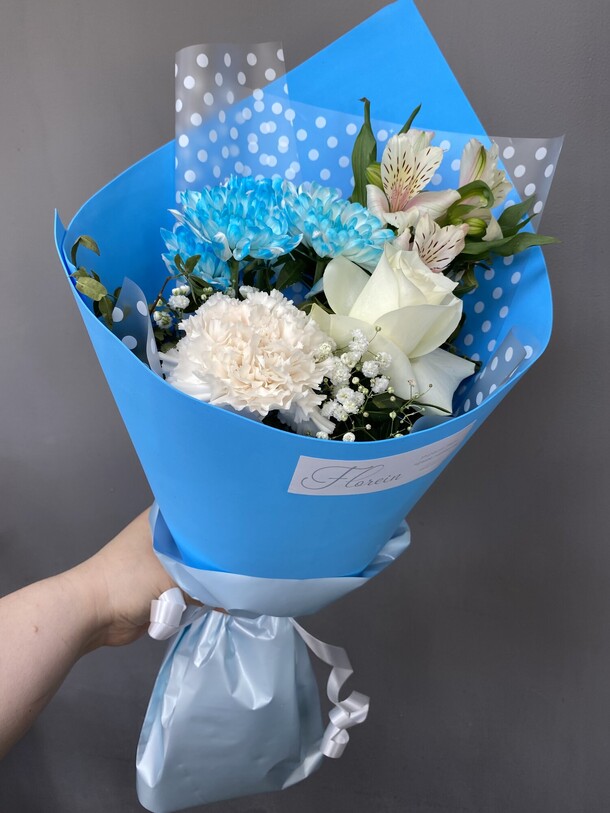 Букет цветов «небо», артикул F1121559 - 2662 рублей, доставка по городу. Flawery - доставка цветов
