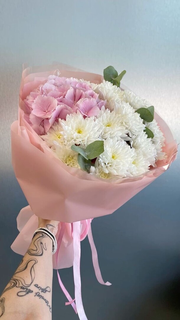 Букет гортензия с хризантемой, артикул F1321344 - 3933 рублей, доставка по городу. Flawery - доставка цветов