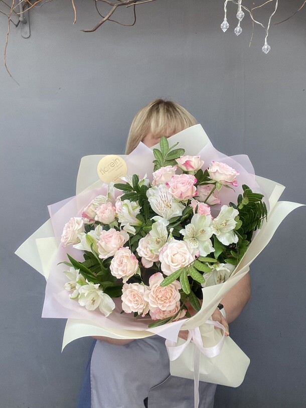 Букет из кустовых роз и альстромерий, артикул F1450084 - 4780 рублей, доставка по городу. Flawery - доставка цветов