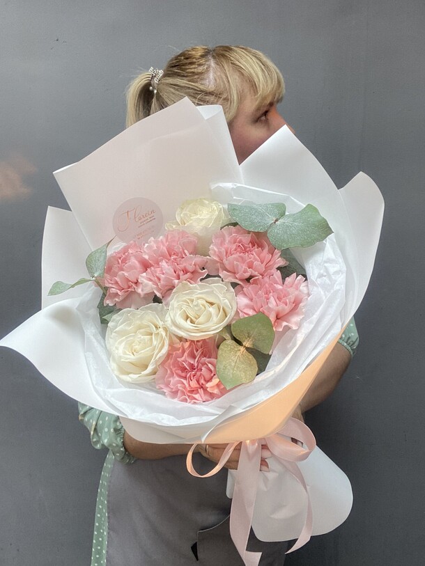 Букет из роз и диантусов, артикул F1450163 - 3328 рублей, доставка по городу. Flawery - доставка цветов