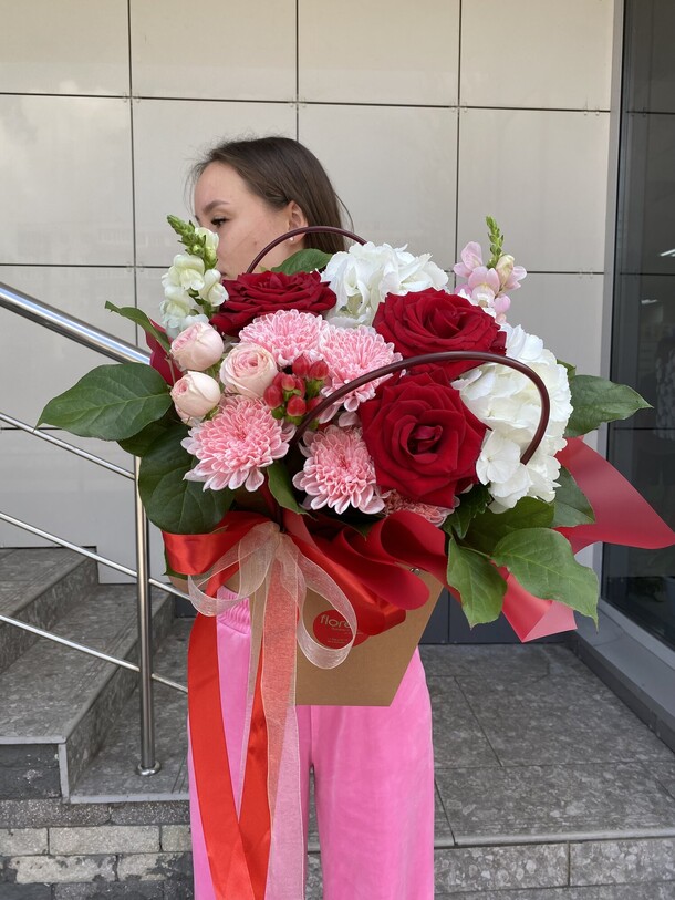 Цветочная композиция в сумочке «яркие чувства», артикул F1450170 - 5385 рублей, доставка по городу. Flawery - доставка цветов