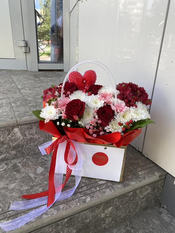 Цветочная сумочка «любимой жене», артикул F1450176 - 4296 рублей, доставка по городу. Flawery - доставка цветов