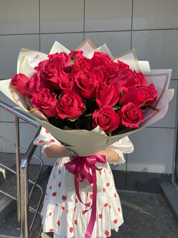 Букет малиновых роз «люблю тебя!», артикул F1450180 - 11556 рублей, доставка по городу. Flawery - доставка цветов