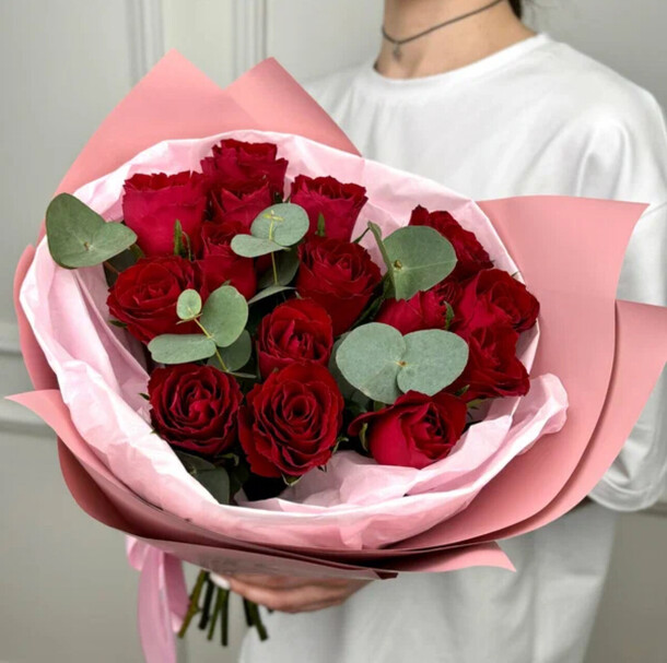 Букет 15 красных роз и эвкалипт, артикул F1491565 - 6353 рублей, доставка по городу. Flawery - доставка цветов