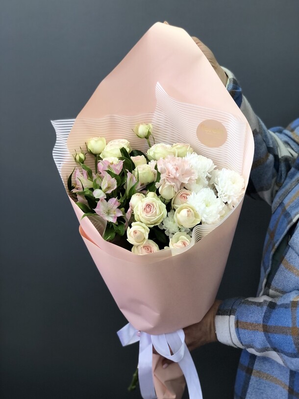 Нежный букет с кустовыми розами, артикул F1509480 - 2904 рублей, доставка по городу. Flawery - доставка цветов