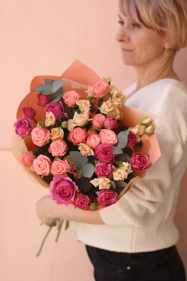 Букет из кустовых роз 3 сортов с эвкалиптом, артикул F1105389 - 9000 рублей, доставка по городу. Flawery - доставка цветов