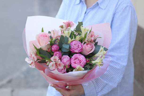 Нежный букет с пионовидной розой и альстромерий, артикул F1111600 - 4300 рублей, доставка по городу. Flawery - доставка цветов