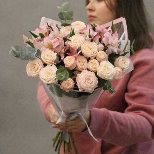 Букет из нежно пудровых пионовидных кустовых роз и веточек альстромерии, артикул F1385514 - 5235 рублей, доставка по городу. Flawery - доставка цветов