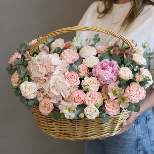 Большая корзина с цветами. Гортензия, ранункулюс, пионовидные розы, эвкалипт, артикул F1385566 - 15000 рублей, доставка по городу. Flawery - доставка цветов
