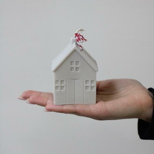 Свеча «маленький домик» серый, артикул F1451059 - 990 рублей, доставка по городу. Flawery - доставка цветов