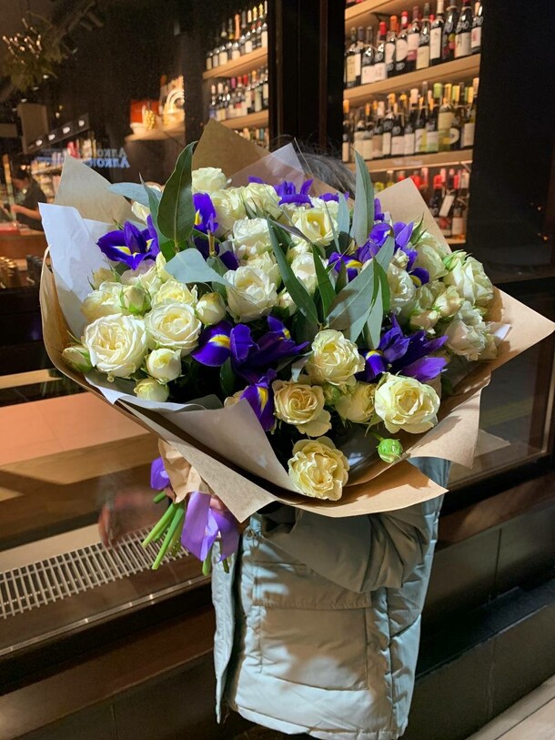 Кустовая роза с ирисом в крафте, артикул F1085834 - 5489 рублей, доставка по городу. Flawery - доставка цветов