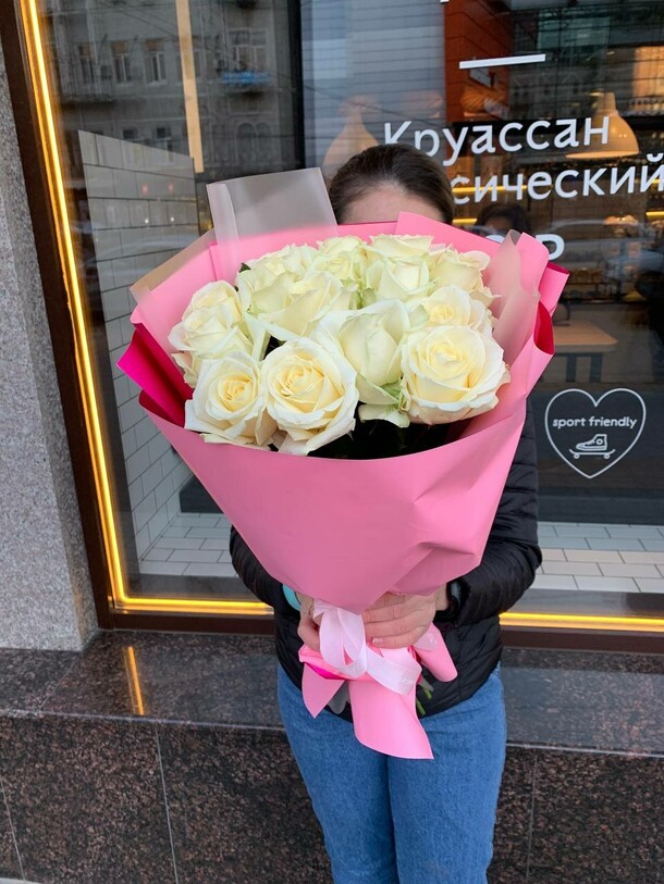 15 белых роз, артикул F1085835 - 3890 рублей, доставка по городу. Flawery - доставка цветов