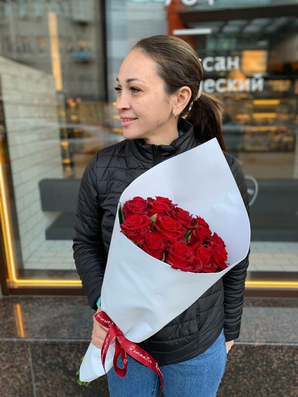 Букет из 15 красных роз, артикул F1085880 - 4390 рублей, доставка по городу. Flawery - доставка цветов