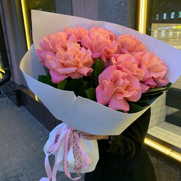 Букет из 9 голландских роз, артикул F1085958 - 4890 рублей, доставка по городу. Flawery - доставка цветов