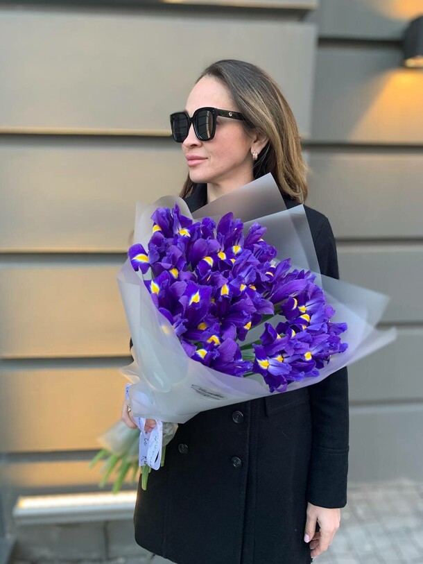 Букет из ирисов, артикул F1102309 - 2990 рублей, доставка по городу. Flawery - доставка цветов