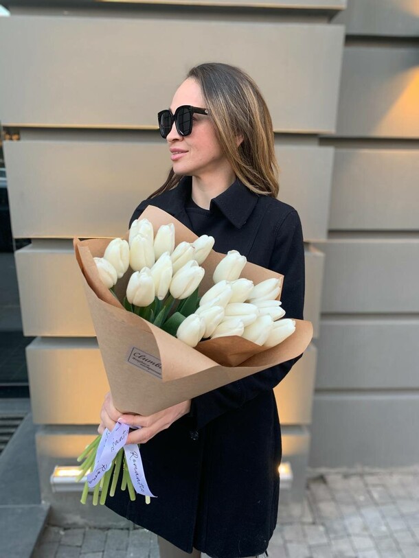 Букет из 21 белого тюльпана, артикул F1102310 - 3990 рублей, доставка по городу. Flawery - доставка цветов