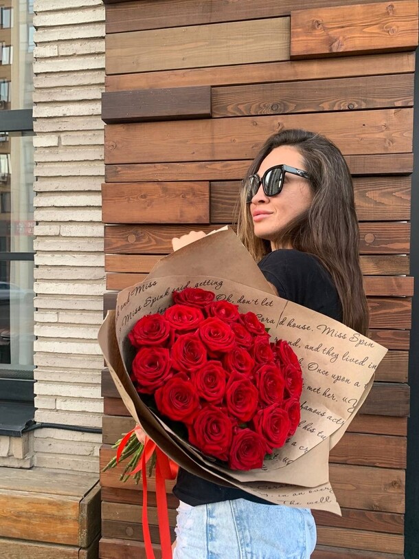 21 красная роза в крафте, артикул F112643 - 4990 рублей, доставка по городу. Flawery - доставка цветов