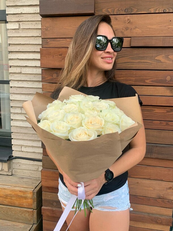 21 белая роза, артикул F1143957 - 4990 рублей, доставка по городу. Flawery - доставка цветов