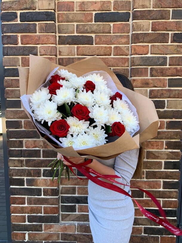 Микс хризантемы и розы в крафте, артикул F1147413 - 4490 рублей, доставка по городу. Flawery - доставка цветов