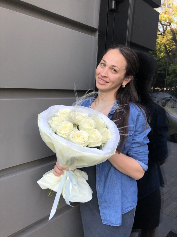 Белая роза в дизайнерской упаковке, артикул F1170942 - 2790 рублей, доставка по городу. Flawery - доставка цветов