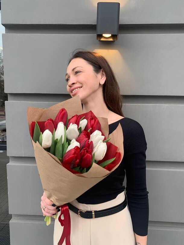 Красно-белые тюльпаны, артикул F1176790 - 3490 рублей, доставка по городу. Flawery - доставка цветов