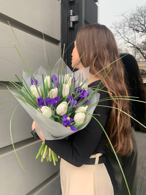 Тюльпан с ирисом, артикул F1176806 - 3790 рублей, доставка по городу. Flawery - доставка цветов