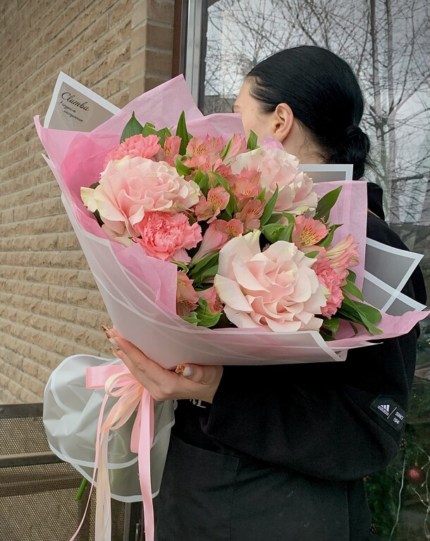 Роза с альстромерией, артикул F1397997 - 2890 рублей, доставка по городу. Flawery - доставка цветов