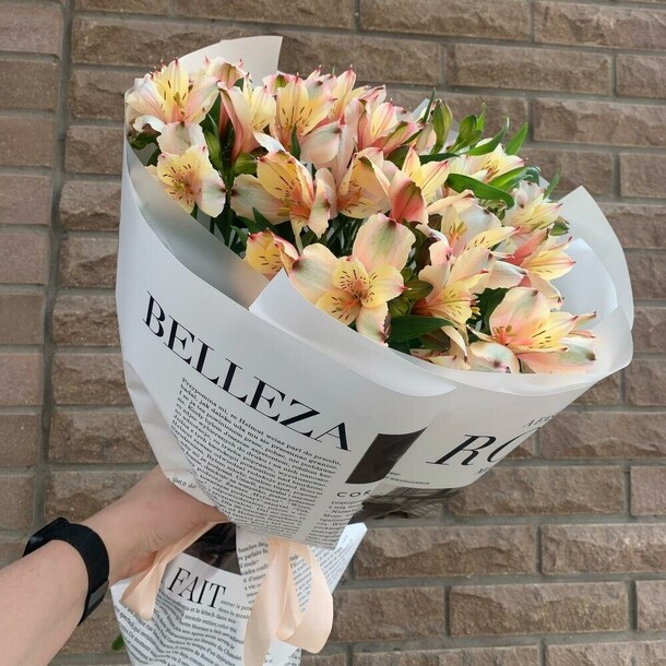 Букет с персиковой альстромертей, артикул F1434310 - 1990 рублей, доставка по городу. Flawery - доставка цветов