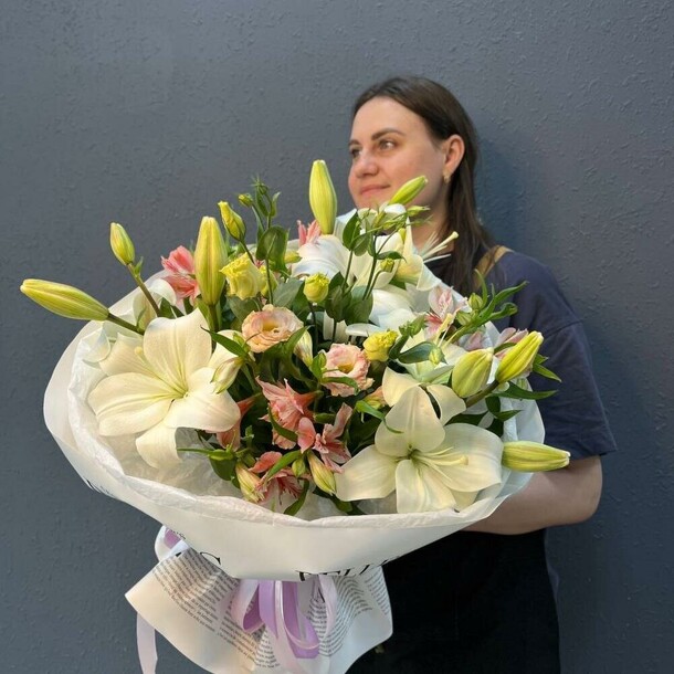 Авторский букет с лилией и альстромерией, артикул F1493630 - 4190 рублей, доставка по городу. Flawery - доставка цветов