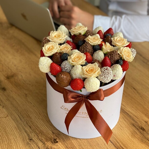 Клубничная коробка «рютор», артикул F1100190 - 11604 рублей, доставка по городу. Flawery - доставка цветов