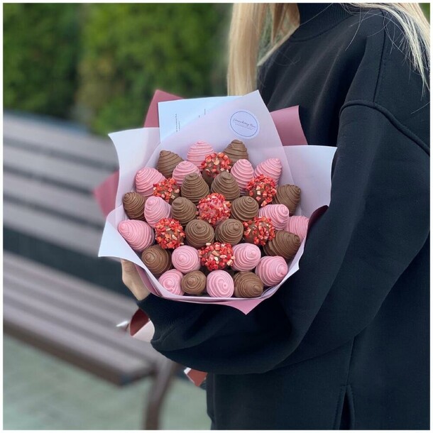 Букет из клубники в шоколаде «флоренция», артикул F1100417 - 9547 рублей, доставка по городу. Flawery - доставка цветов