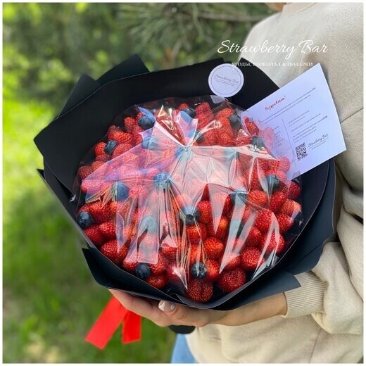 Букет из клубники «граппа», артикул F1100603 - 10636 рублей, доставка по городу. Flawery - доставка цветов