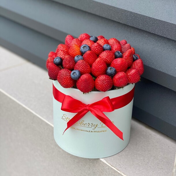 Клубничная коробка «мета» l, артикул F1125519 - 5312 рублей, доставка по городу. Flawery - доставка цветов