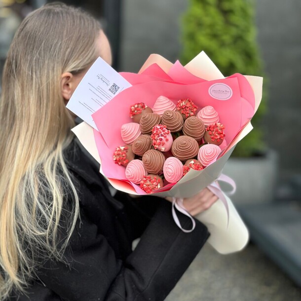 Букет из клубники в шоколаде «кристалло», артикул F1240340 - 5796 рублей, доставка по городу. Flawery - доставка цветов